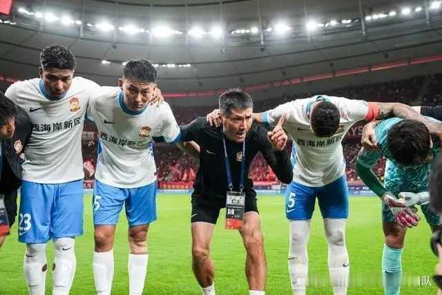 2025赛季中超联赛落下帷幕后，青岛西海岸队教练邵佳一正式上调至国家队，出任国足