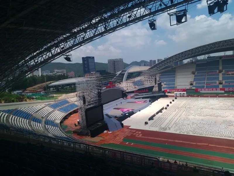 韩红深圳演唱会：197位七旬观众到场，银发追星成独特风景
 
6月13日晚，韩红