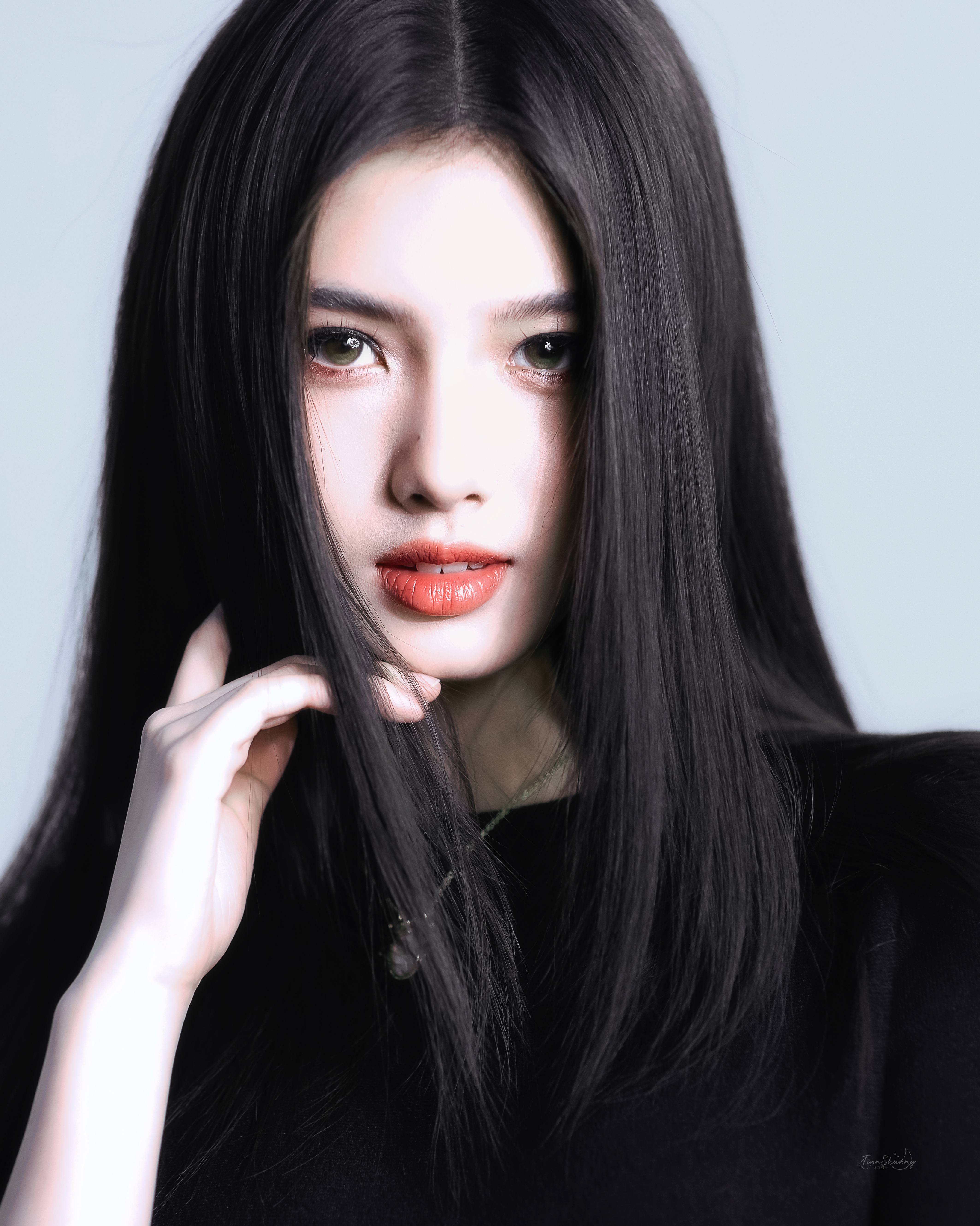 艾米这两张真美得眼前一亮了！！！！！像暗夜里的瓷器，美得锋芒毕露又裹着幽幽鬼气，
