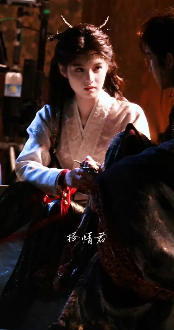 艾米百妖谱龙角造型，管她头上插的桃枝龙角还是牛魔王的角，艾米这造型真俊啊！[捂嘴