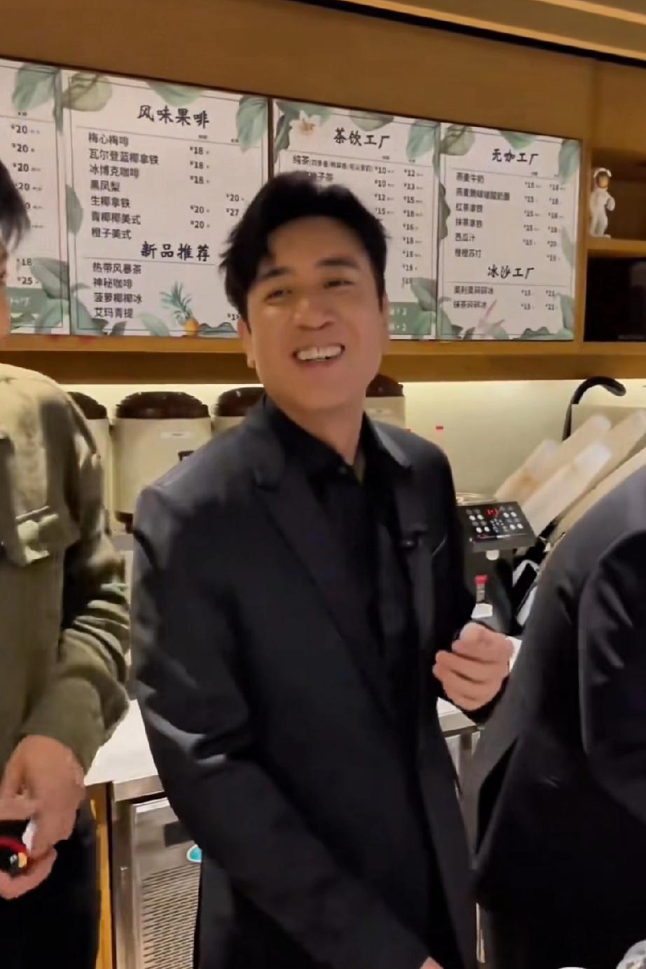 当记者问于和伟:“你在年轻人当中人气也很高，能说说有什么感受吗？”于和伟说:“我