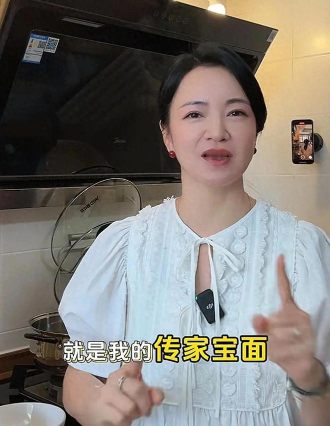 阿雅回国后分享自创的“传家宝面”做法，引起网友热议。她自豪地展示将酱油、香油、糖