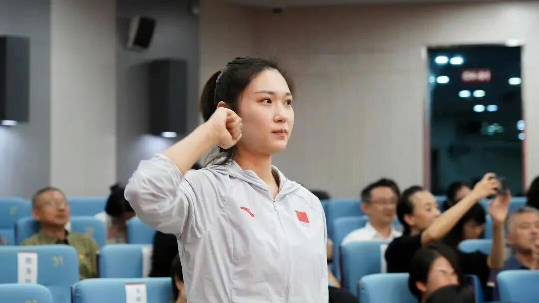 中国女排自由人王梦洁近日入职北京第二外国语学院，担任校队教练。这不禁让人猜测她是