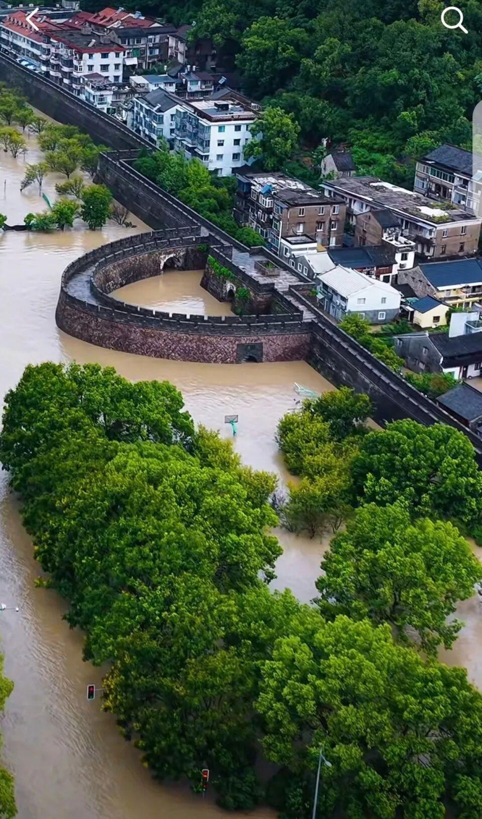 【浙江台州千年古城墙成功抵御洪水，市民：城内安好，只有少量积水】
2026-08