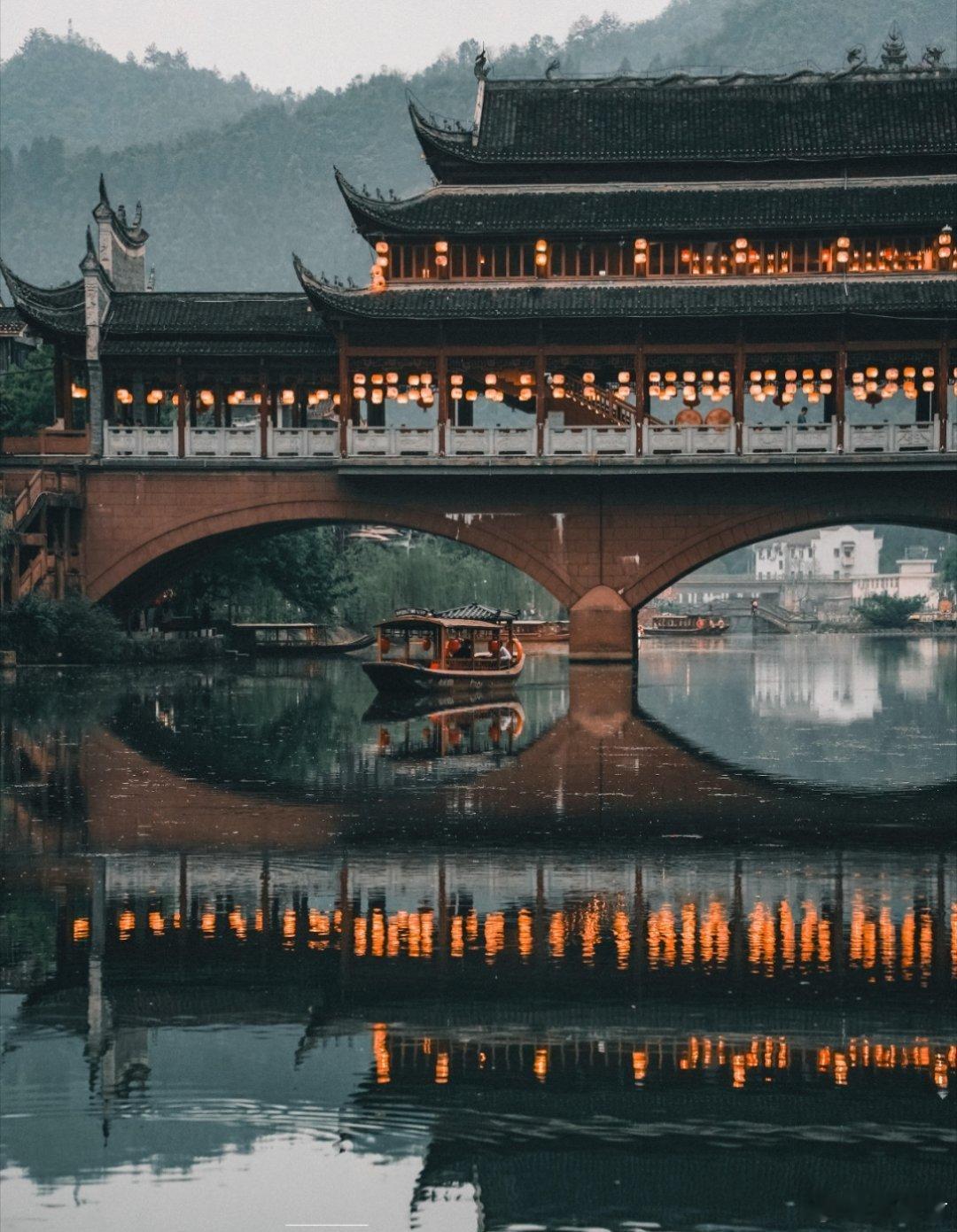 为了画进这个静谧古镇，我特意去了一趟湘西~湖南很大，大到一次旅行装不下它的万分之