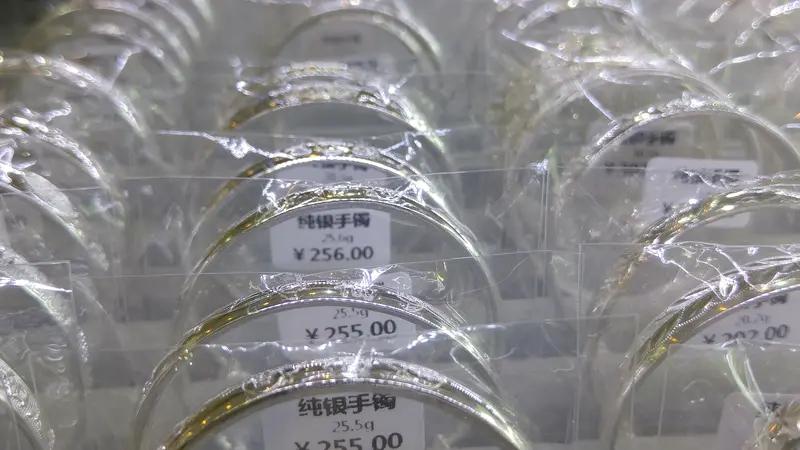 金饰价格大跌，刚买的金饰能不能退还真不好说。最近现货黄金价格波动大，国内品牌金饰