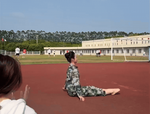 “台上一分钟，台下十年功”
说的不是时间的长度
而是你熬过的每一个无人问津的时刻