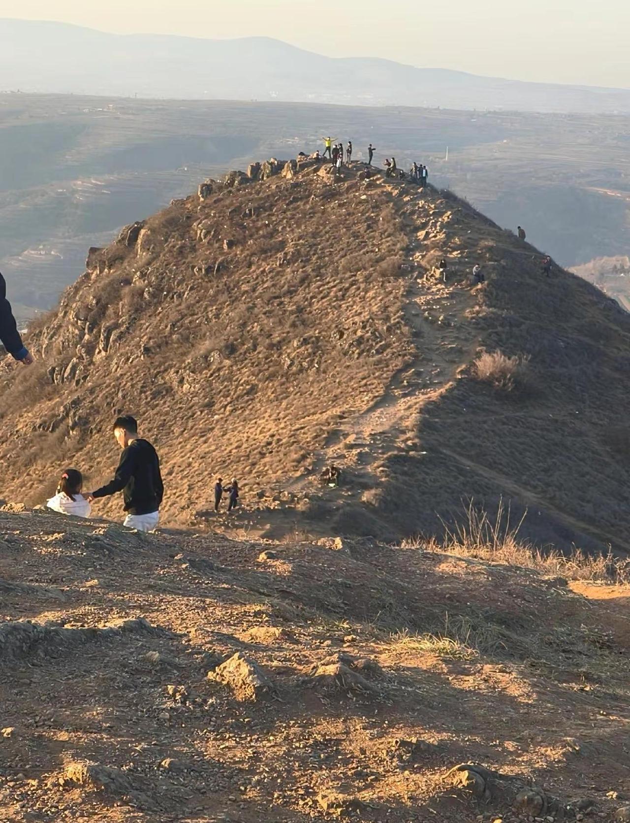 唐昭陵景色非常美，太漂亮了，体验爬山的乐趣，站在山顶看风景简直太美了，值得旅游。