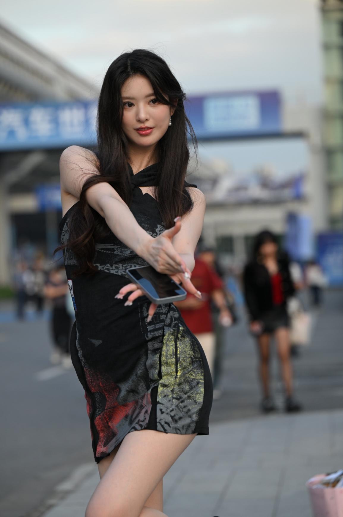 日常出街的「潮甜适配风」
挂脖黑裙是潮酷基底，印花与撞色纹理裹着个性，绑带设计又