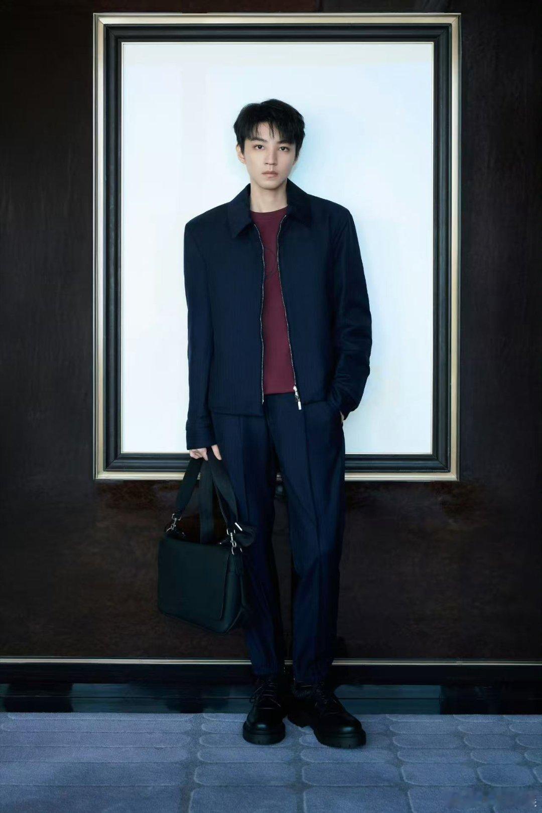 王俊凯枣红内搭，帅， 