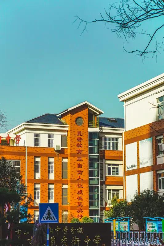 我们重点中学班上的同学全都在补课，没有一个例外。我们算补课少的，断断续续补一两科