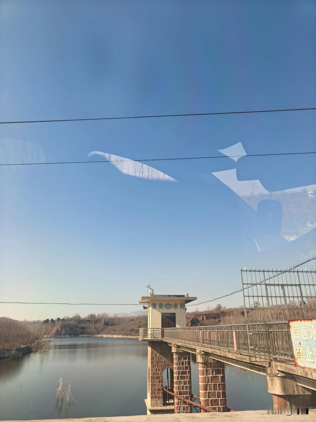 驱车路过河南的一处水库，偶遇了这座带着岁月痕迹的水利建筑。红砖砌成的桥墩扎实又厚