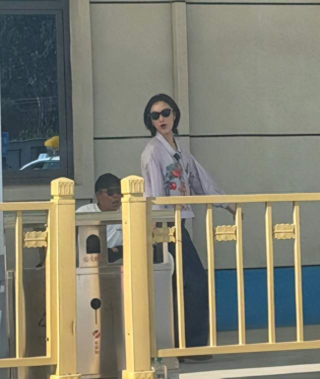 北京驾校偶遇倪妮！烈日下练科目二后背湿透，S弯开得比学员还好