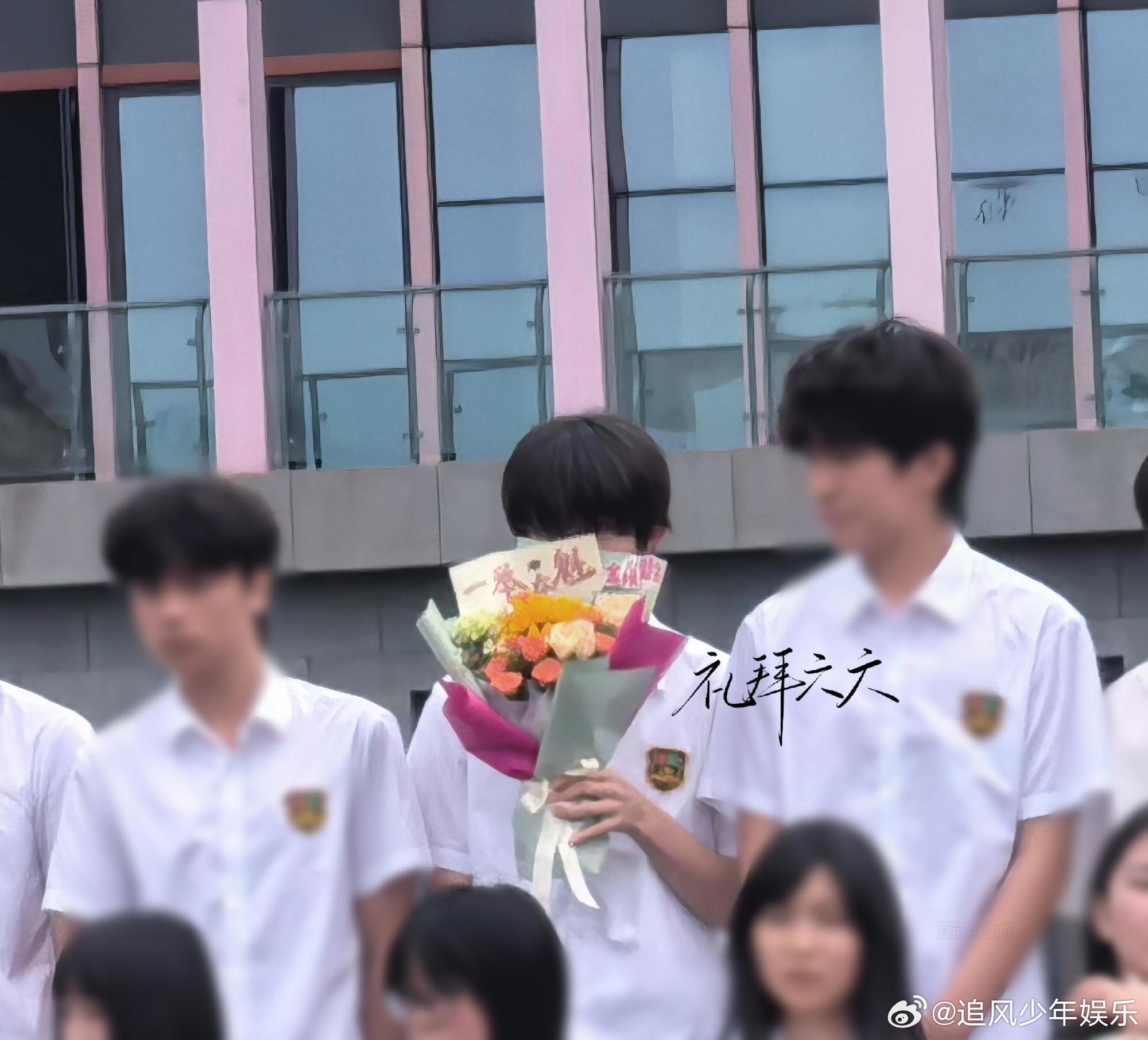 陈奕恒高清毕业照 反复翻看这组毕业照，软乎乎的顺毛搭配花束，少年感直接拉满。毕业