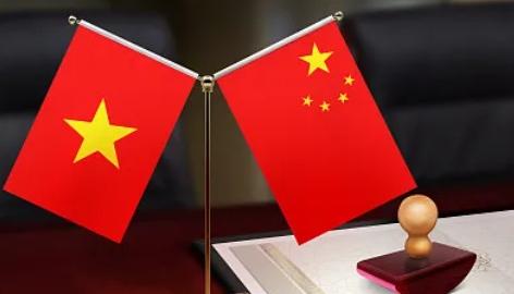 中美摩擦，它站美国；中日较劲，它偏日本；中菲闹僵，它挺菲律宾；中印对峙，它又倒向