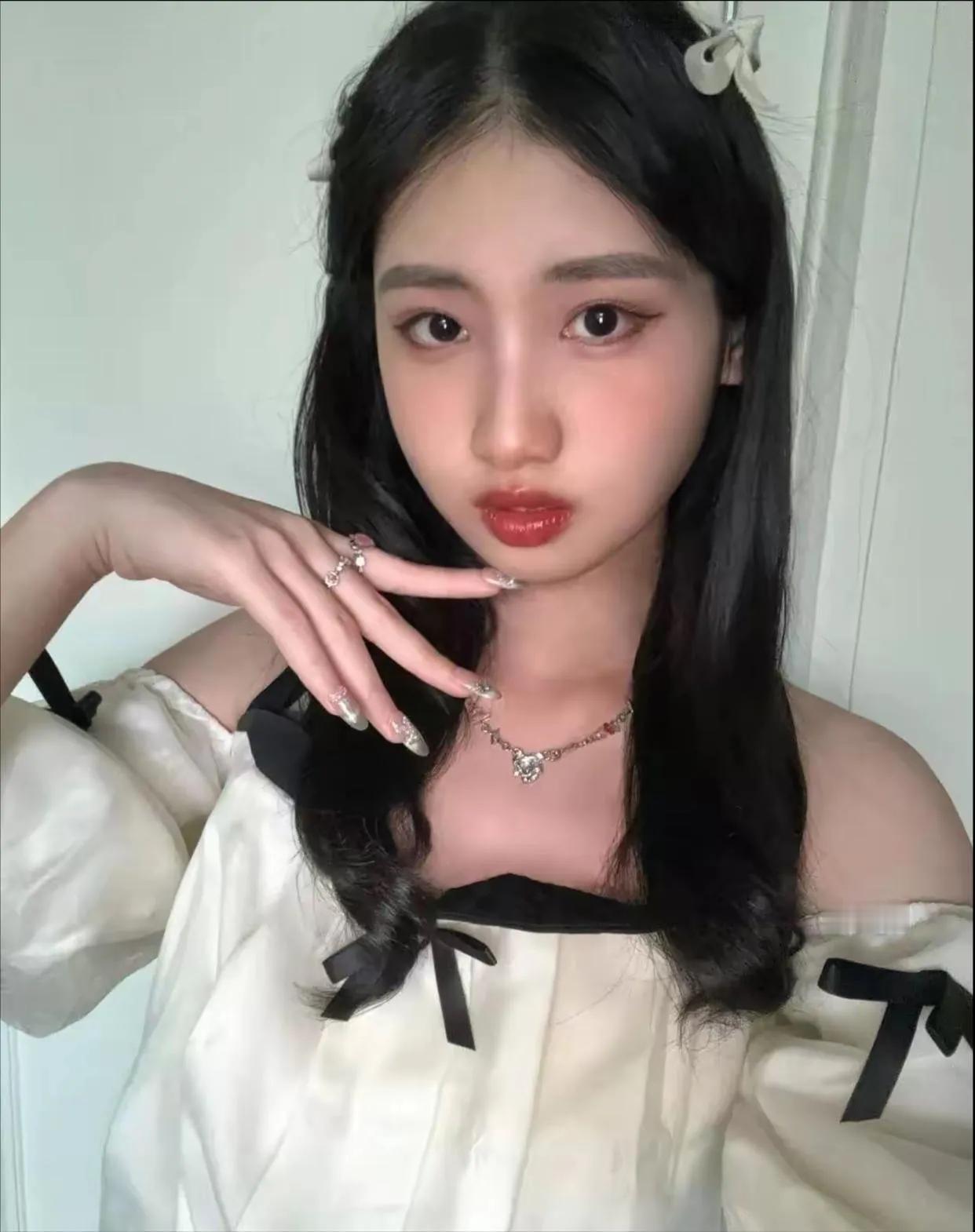 很多人都说冯小刚的女儿命好，长得不怎么样，也就是腰细了一点。这要是生在普通人家，