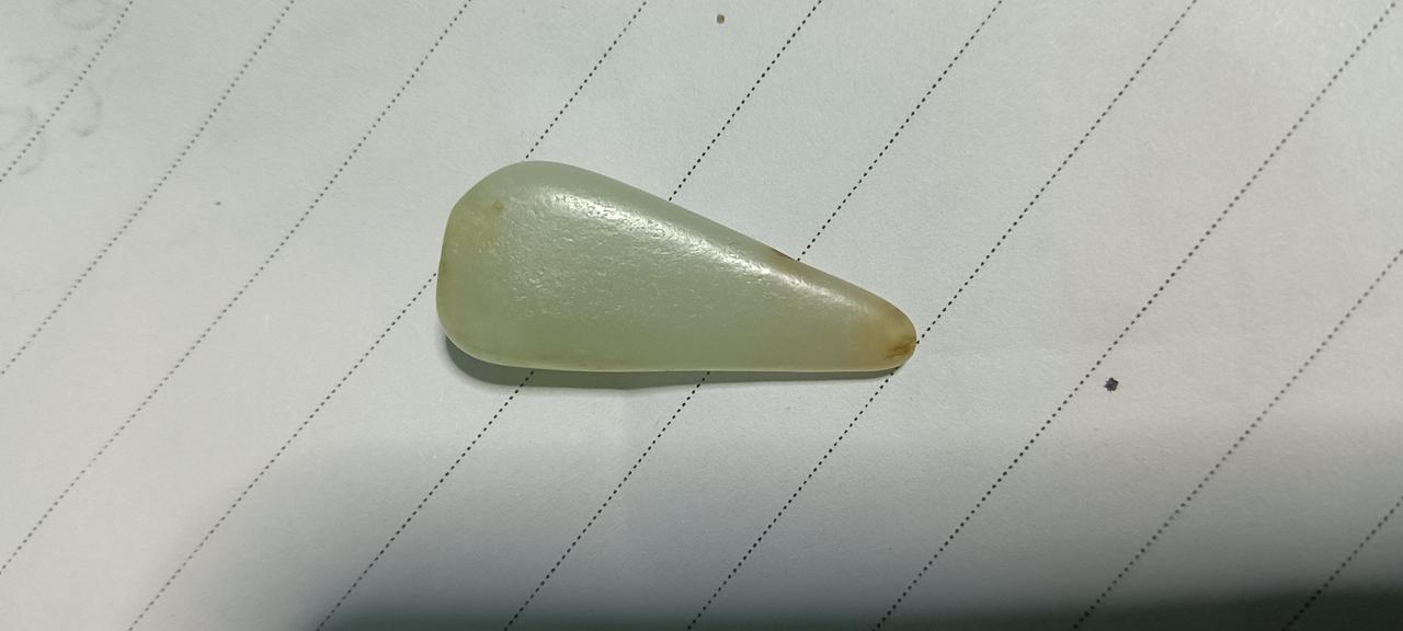 请懂玉的朋友看一下，这块玉能值多少钱？15克左右。