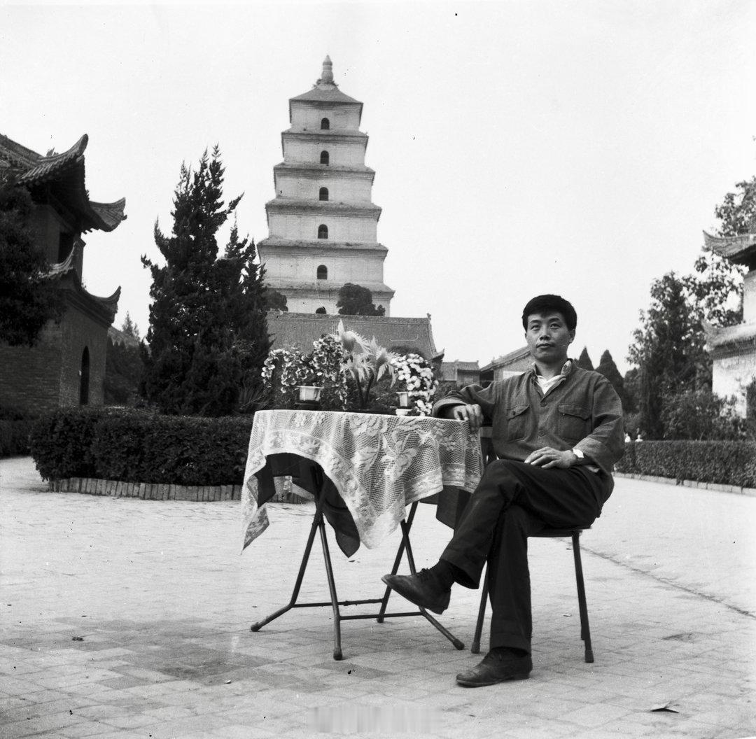 西安大雁塔，我爸七十年代来拍照的时候，慈恩寺里看着一个人都没有，五十年沧海桑田，