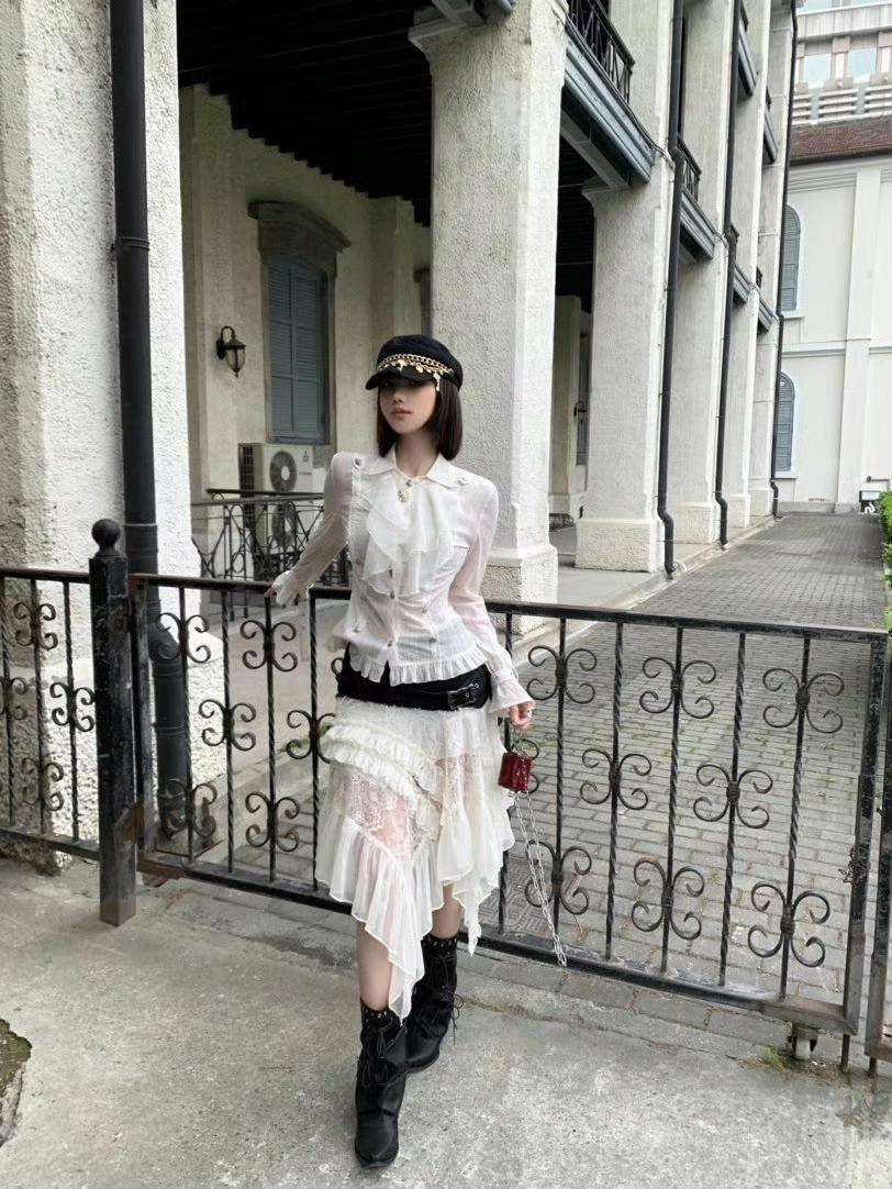 老洋房的街角，白纱裙与黑色配饰撞出甜酷的火花。蕾丝与褶皱揉进了复古氛围感，在旧时