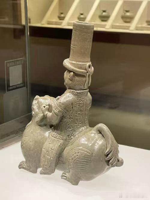 古琅琊的胡人造型烛台此件青瓷胡人骑兽烛台2003年出土于山东临沂洗砚池晋墓1号墓