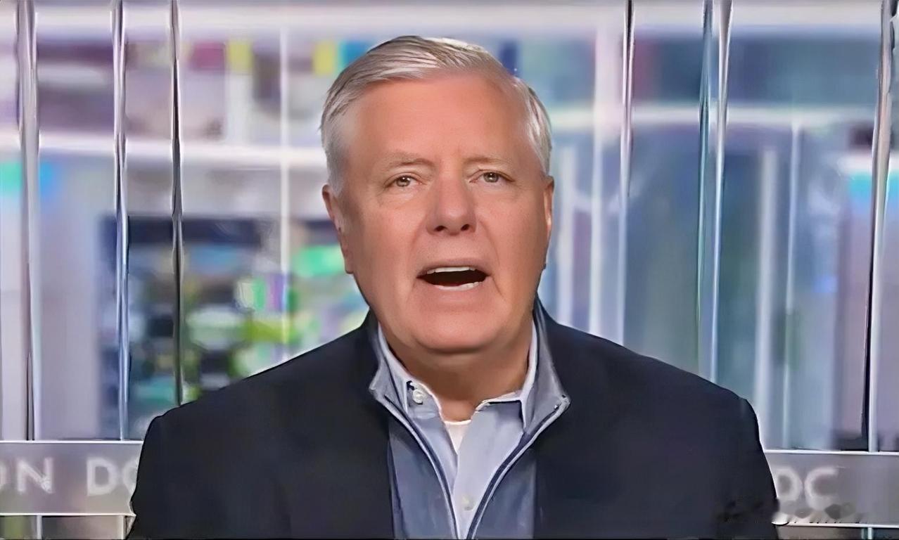 美参议员林赛·格雷厄姆公开呼吁特朗普总统，要求其坚定地站在人民一边，用实际行动支