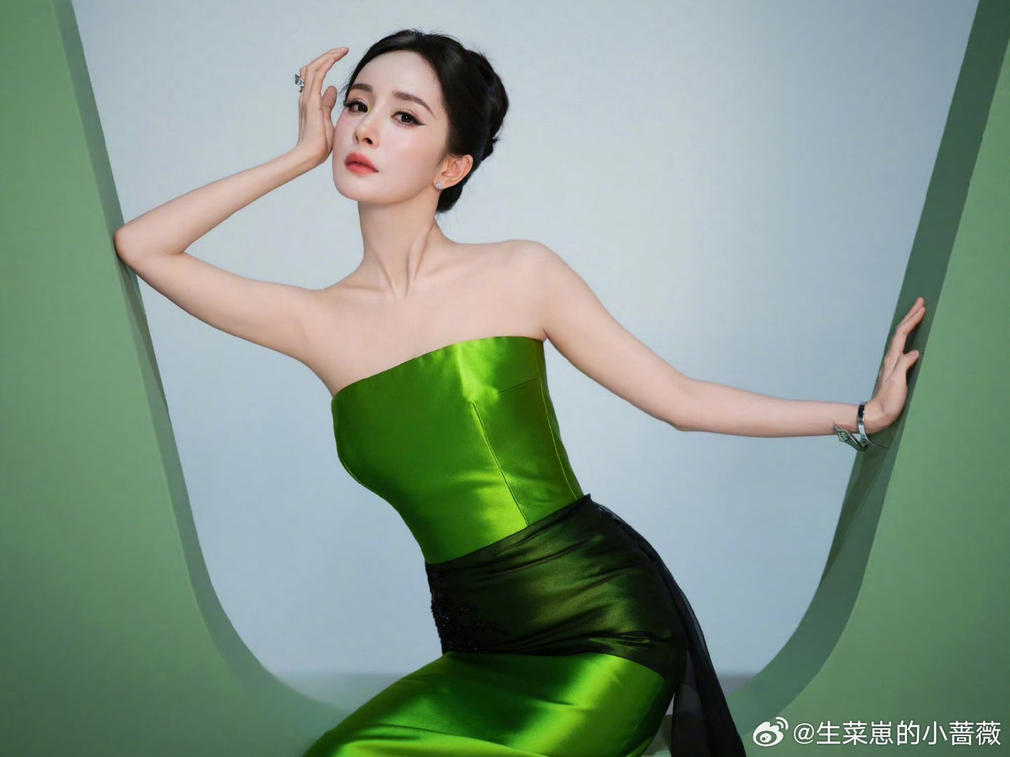 杨幂演绎PRADA特别定制期待今晚啦杨幂白玉兰