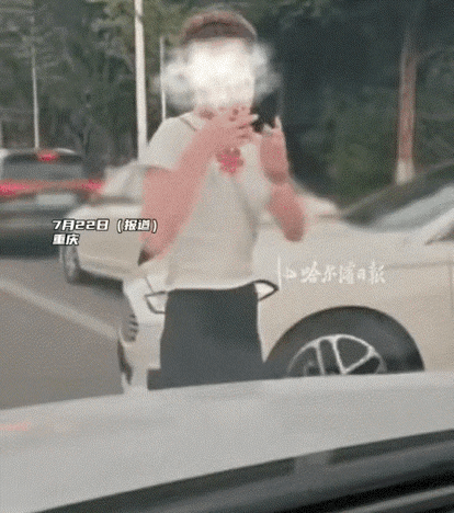 重庆，一司机发视频曝光，自己开车正常行驶在马路上时，一女子突然走到司机车辆前方堵