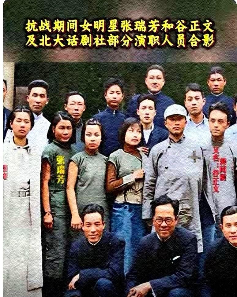 一张老照片里，影后和特务头子并肩站着，像两条平行线突然交叉。

王铎说，他第一眼