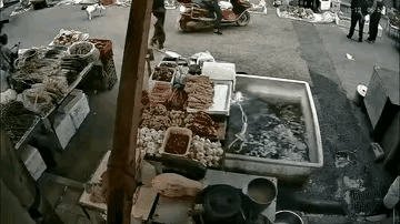 这得亏有监控，要不然，这个商家不得冤枉si！不得赔si！