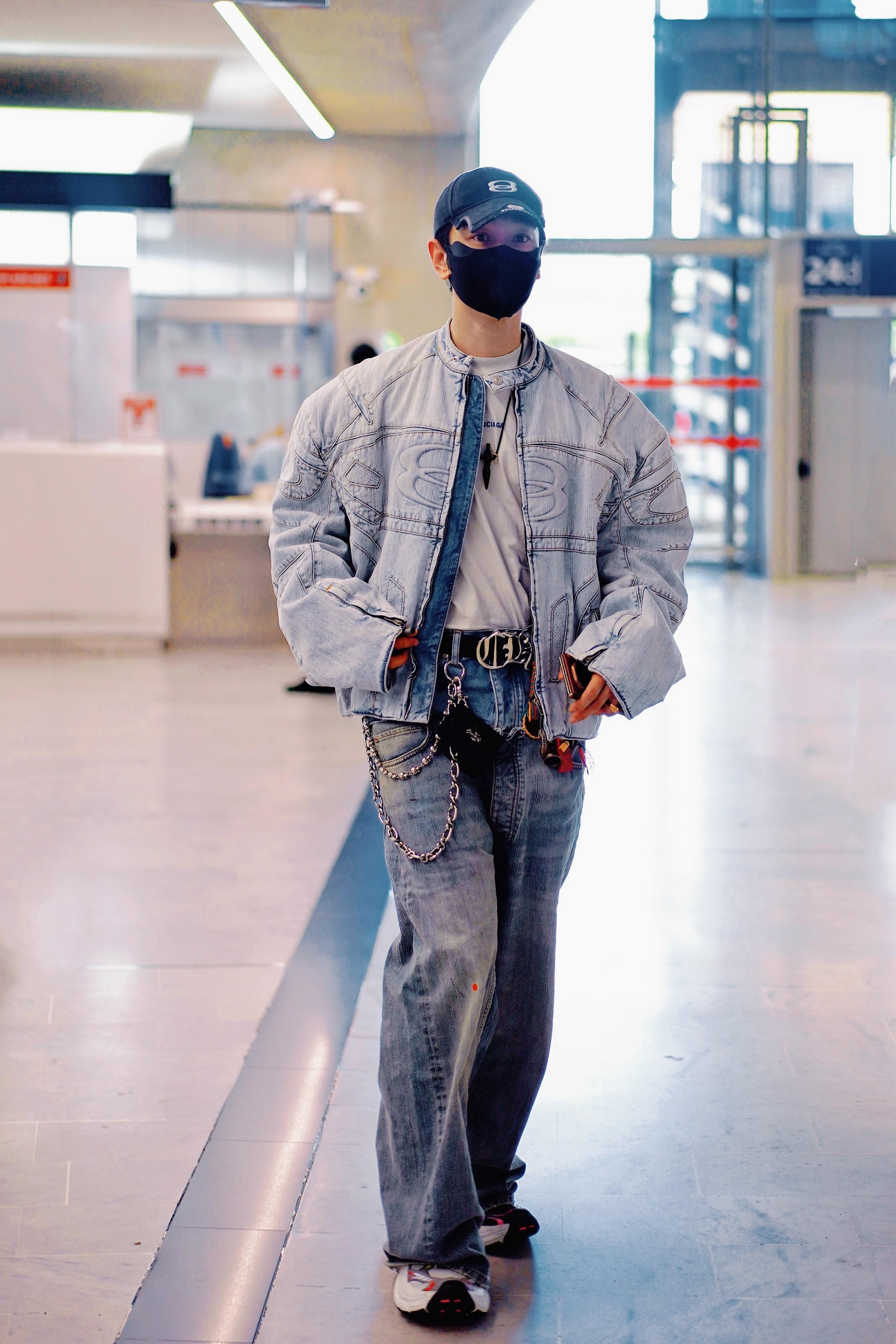 黄晓明[超话]  📸250628 ✈️ 戴高乐机场出发起落平安飞机上好好睡一觉