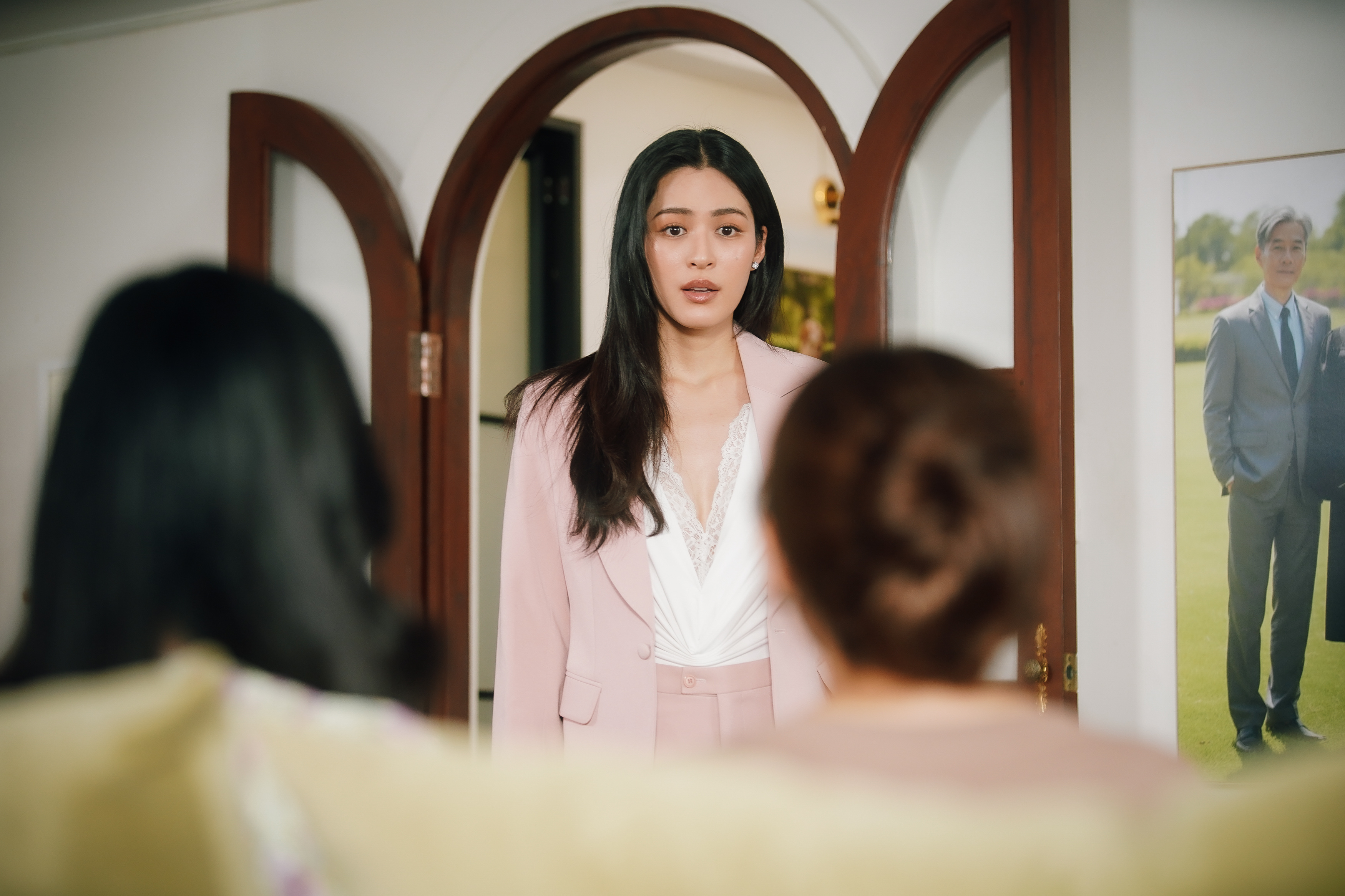 LO官推更新‼️梅琳，那位朋友女儿从国外归来，这让金卡蒙萌生了新主意：她打算让梅