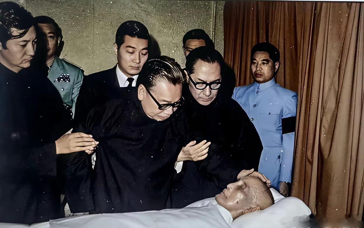 1975年4月5日，蒋介石于台北病逝。这是他去世一小时之后的情形。 
