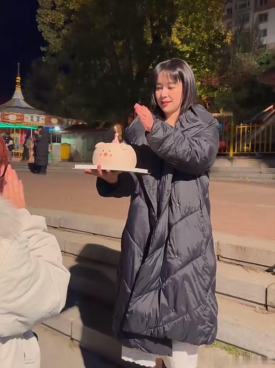 阚清子陪粉丝过生日阚清子陪粉丝过生日！阚清子亲手送粉丝蛋糕 ​​​