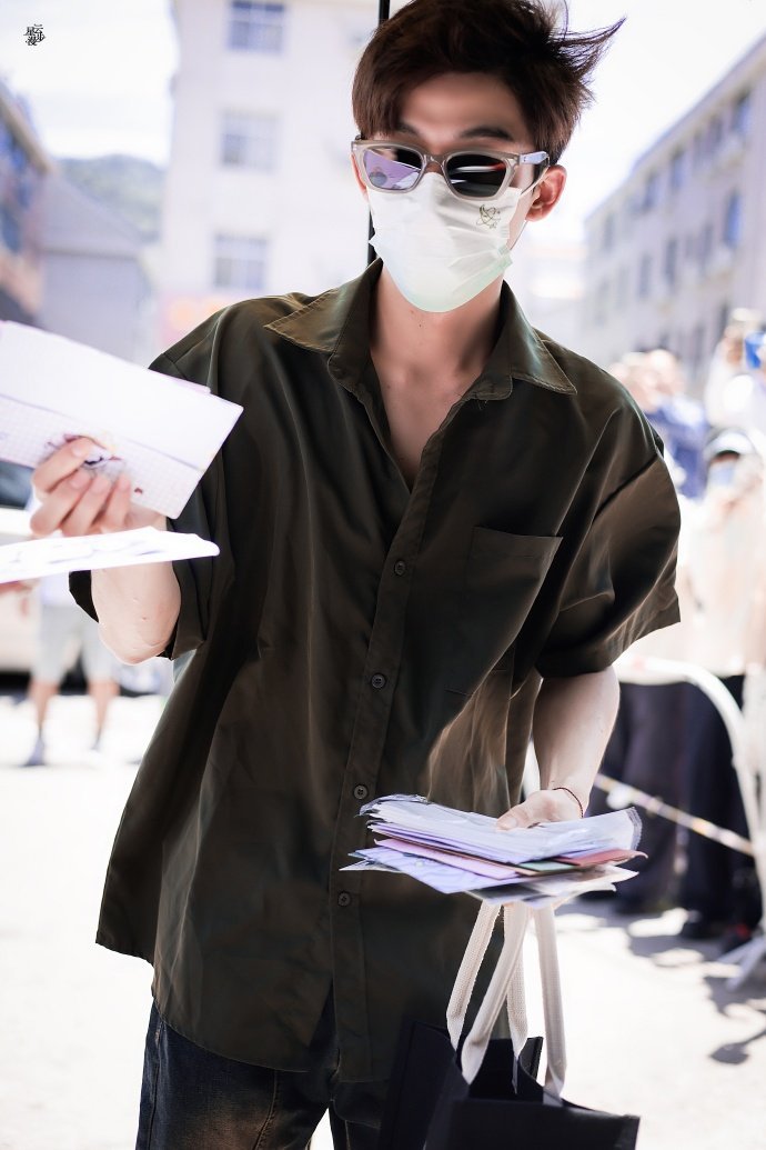 王星越《定风波》上班！炸毛小狗再次出现！又是王星越驯服不了头发的一天 ​​​