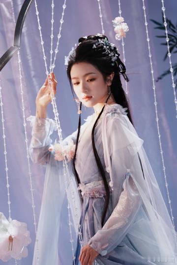 李兰迪紫纱古装好灵动李兰迪千云兮俏皮萌神来的 看到今天的官宣海报，真的是觉得李兰