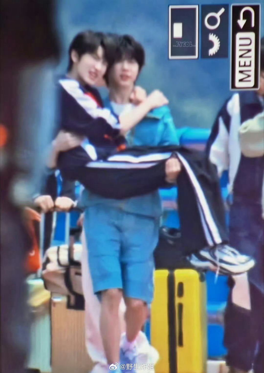 居然有陈奕恒公主抱左奇函的戏份呢，好像还是导演临时加的这个戏份，也是为了有更好的