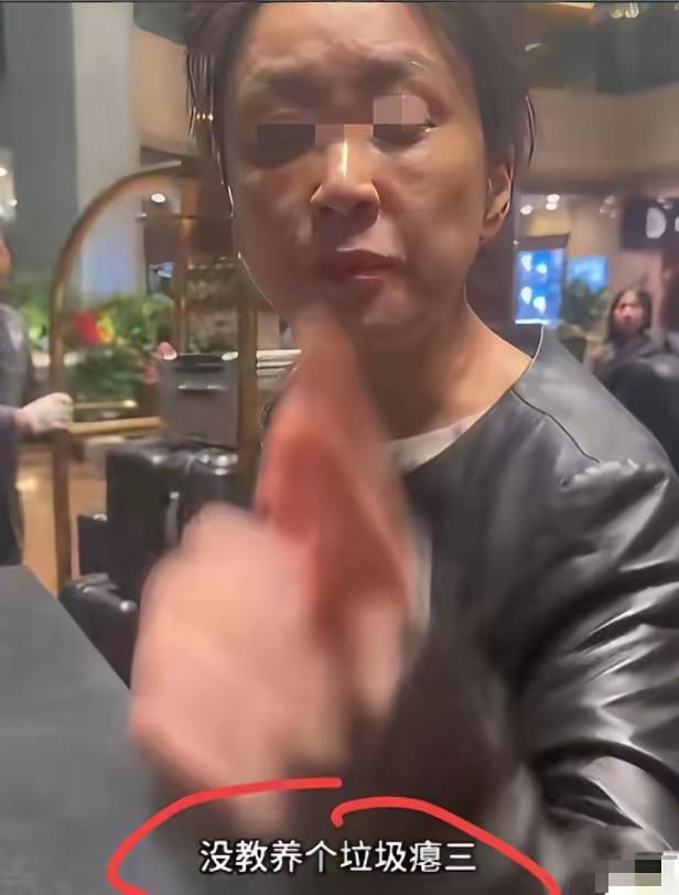 这事儿火遍全网，核心就是：正常喊三声孩子 → 被“老上海”黑衣女急停跑步机+指着