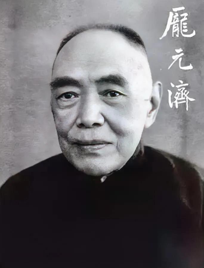 你见过改史书抢文物的吗？

庞家的痛藏了12年。

南浔“四象”的庞莱臣，当年藏