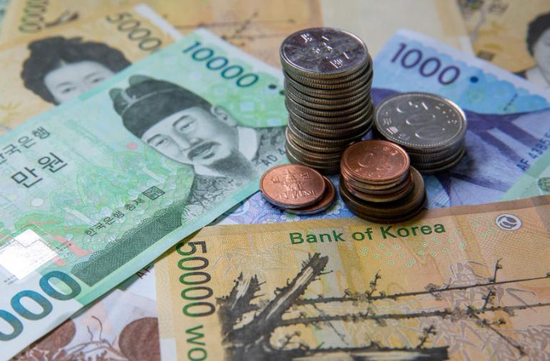 【韩国芯片厂天价奖金引爆通胀担忧，奢侈品消费狂飙、百货股翻倍！】

韩国央行警告