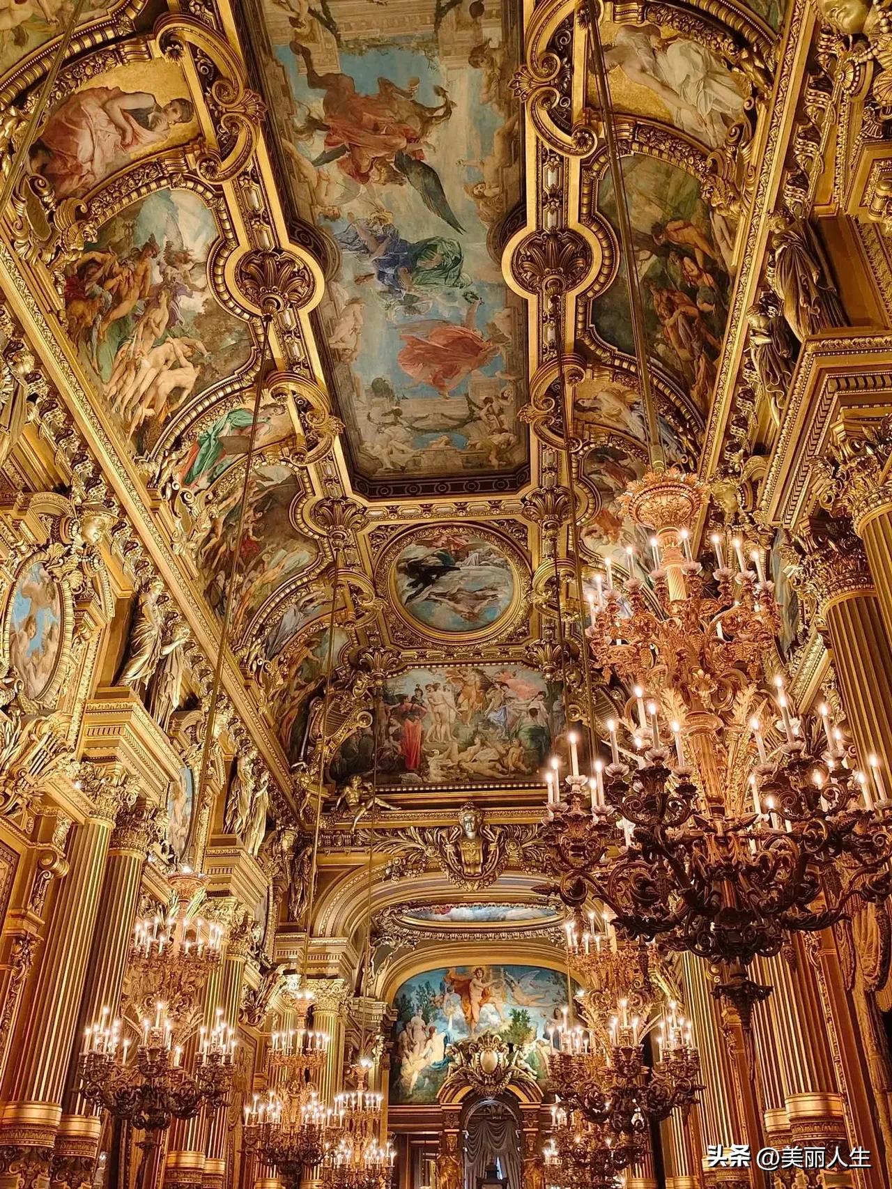 巴黎歌剧院，又称加尼叶歌剧院，由建筑师查尔斯.加尼叶于1861年设计，1875年