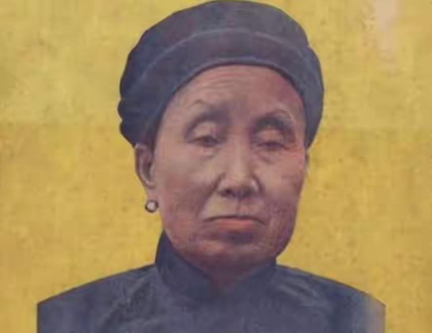 从小就听说过“双枪老太婆”这个人物，今天才看到，原来就是图片中这位老人“赵洪文国