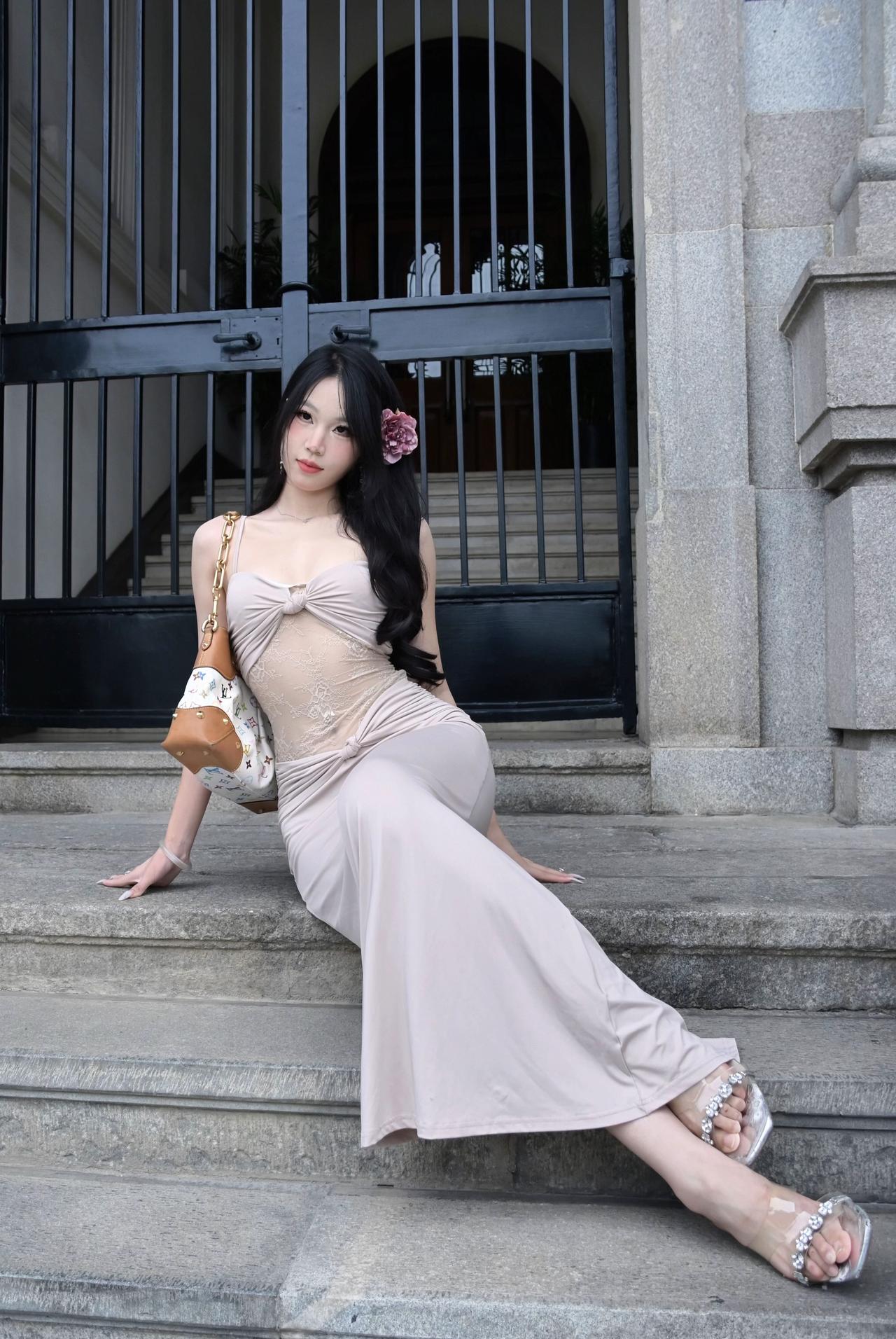 我这件衣服可是花了十万九千七～青岛路街拍
御姐 御姐风细跟高跟鞋太绝了 氛围感 