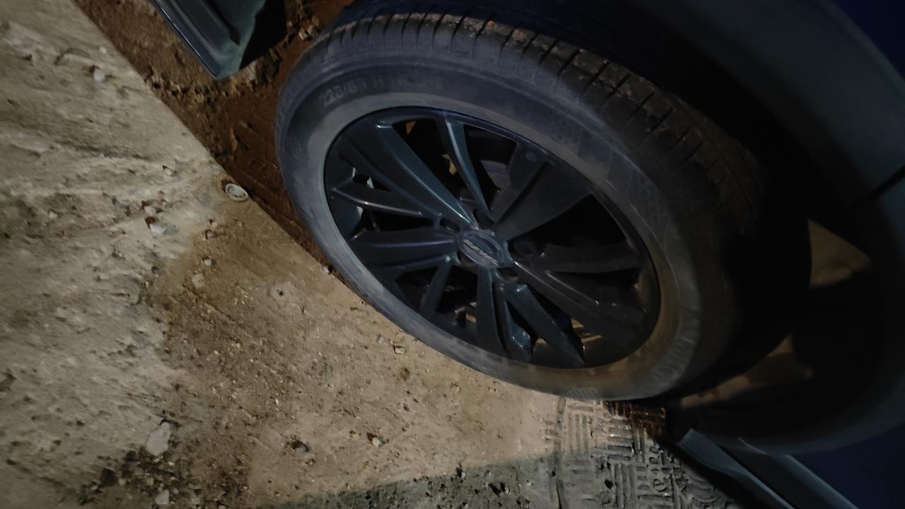 黑色轮毂配黑色轮胎
真的是太搭配了哦