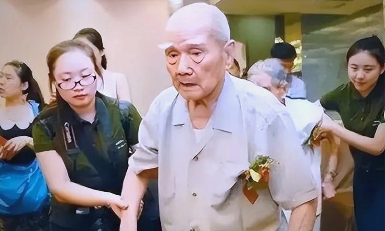 72岁台湾老兵左智超回江苏老家探亲，喝多后突然嚎啕大哭：“其实，我是共产党员。”