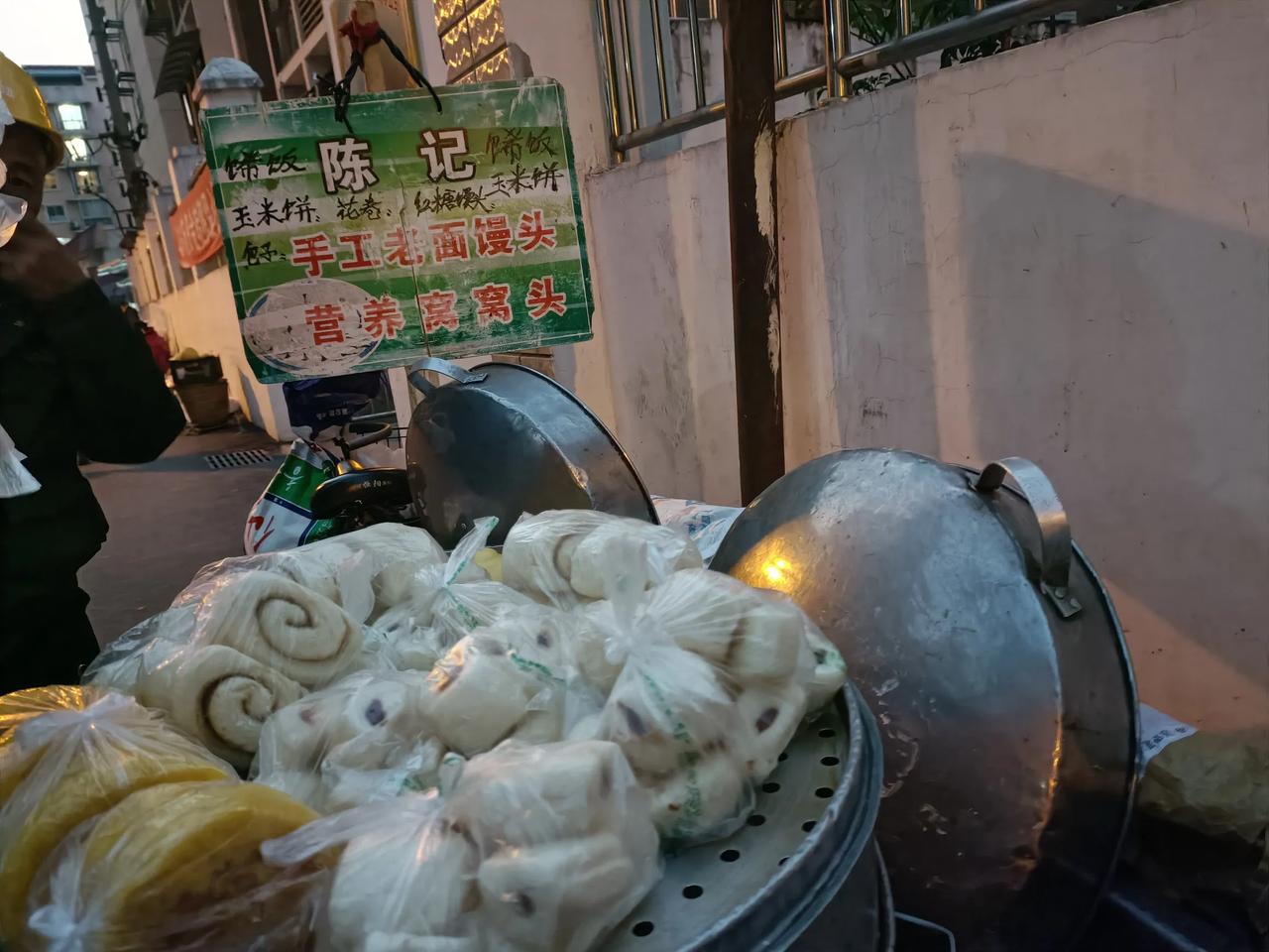 小推车，大作用。人们常常能看到小推车穿梭于大街小巷，给市民送去各类所需物品。就像