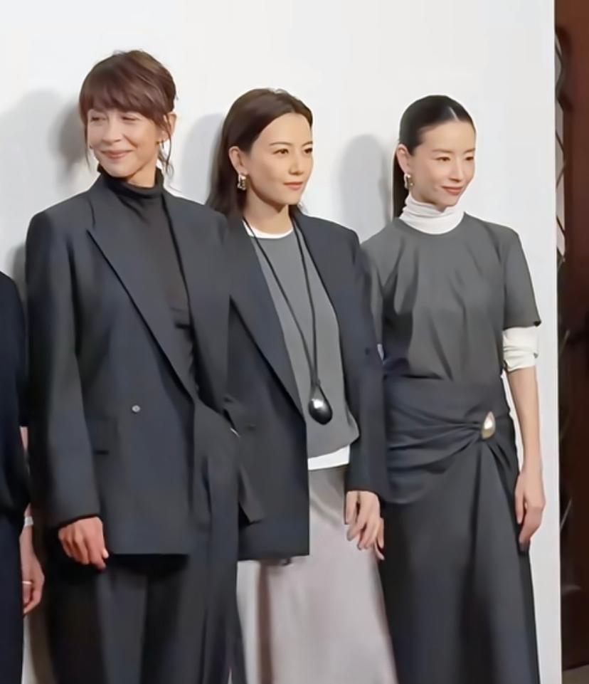 这下可好了，
不仅举办地知道了，全国也都知道。

45岁的高圆圆，
43岁的董洁