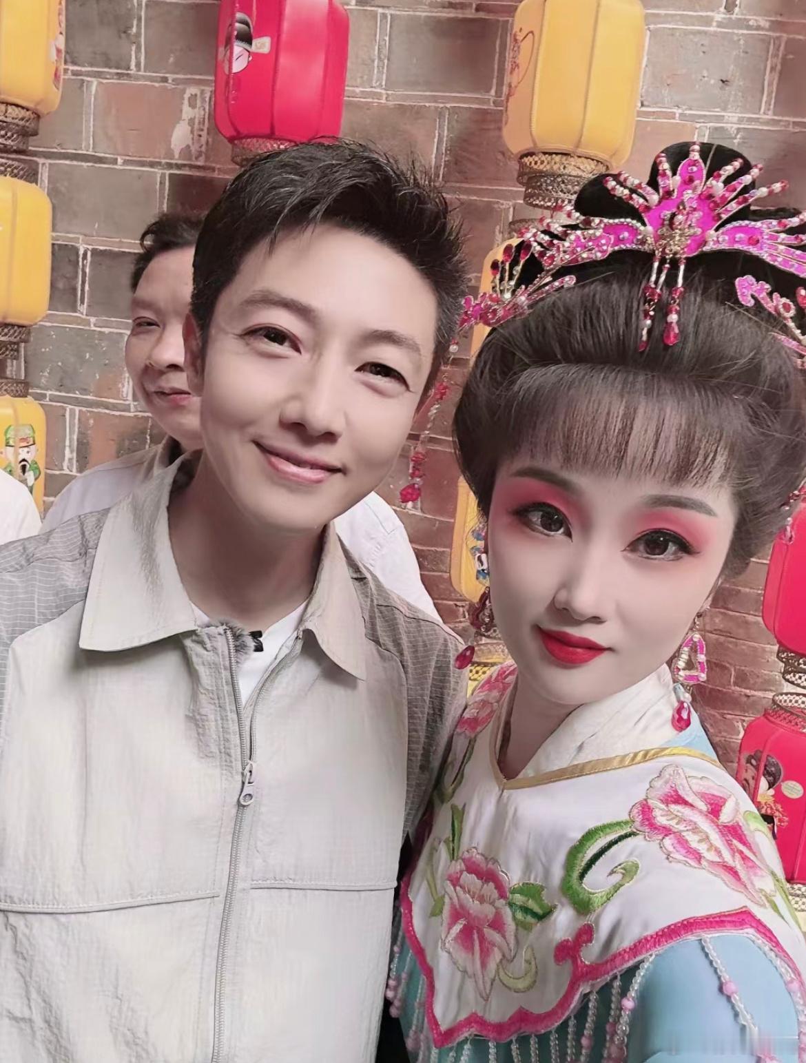 笑晕了！撒贝宁老师最近怎么不是在花园里就是在美颜里[允悲]网友辣评：撒贝宁爆改秀