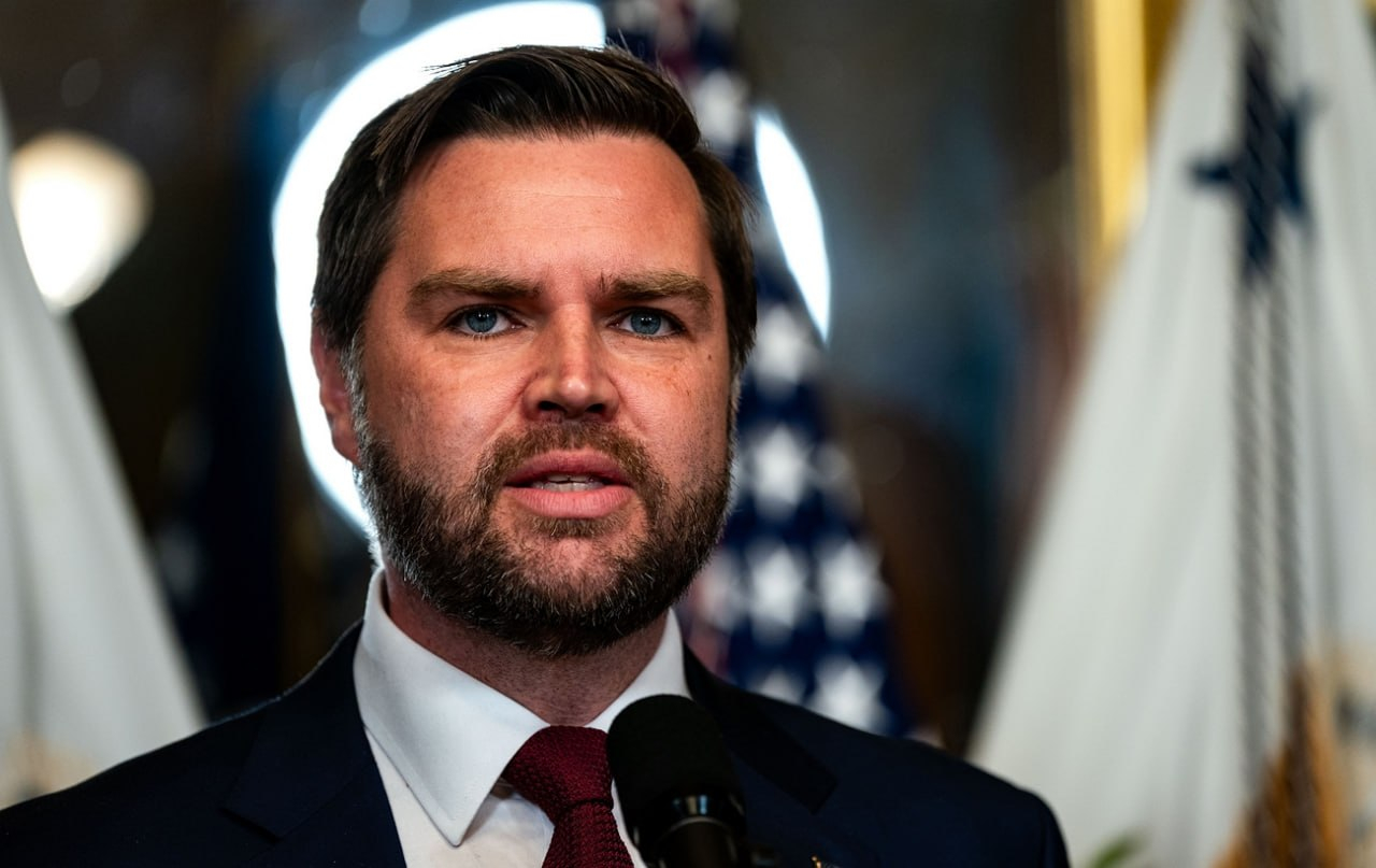 特朗普派文斯前往伊朗进行谈判，但德黑兰方面拒绝会面。据美国总统称，谈判小组已飞往