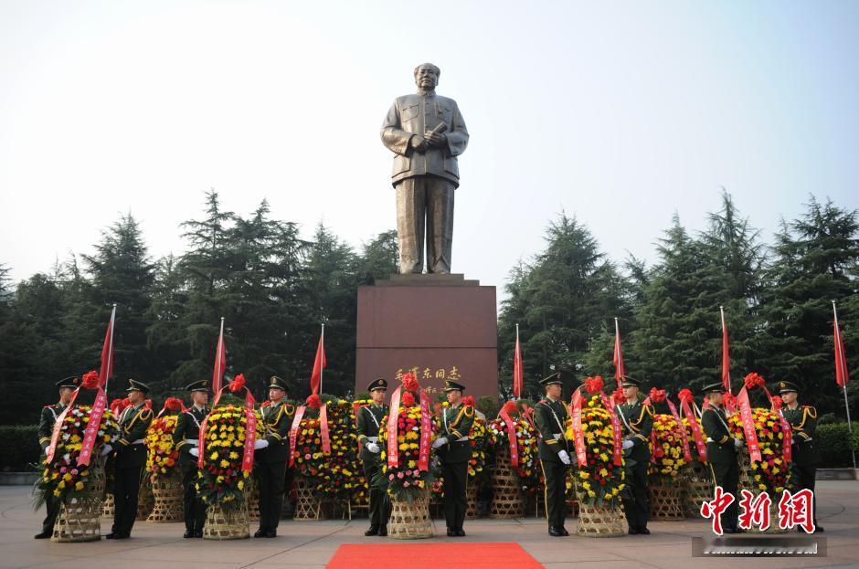 下联：圣地谒真佛。