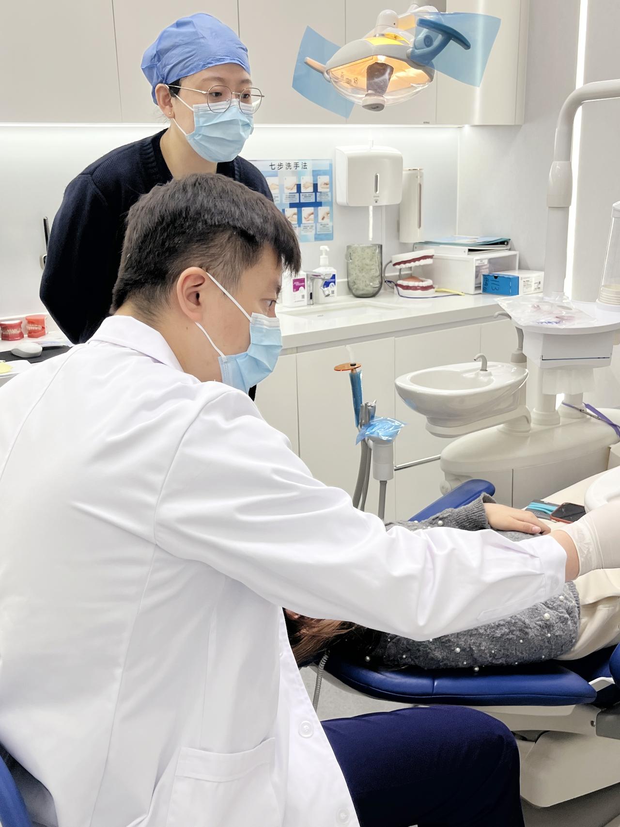 楼上缝纫机，楼下去透析，只要走几步就完成病人和工人之间角色转换，这个老板真的很伟